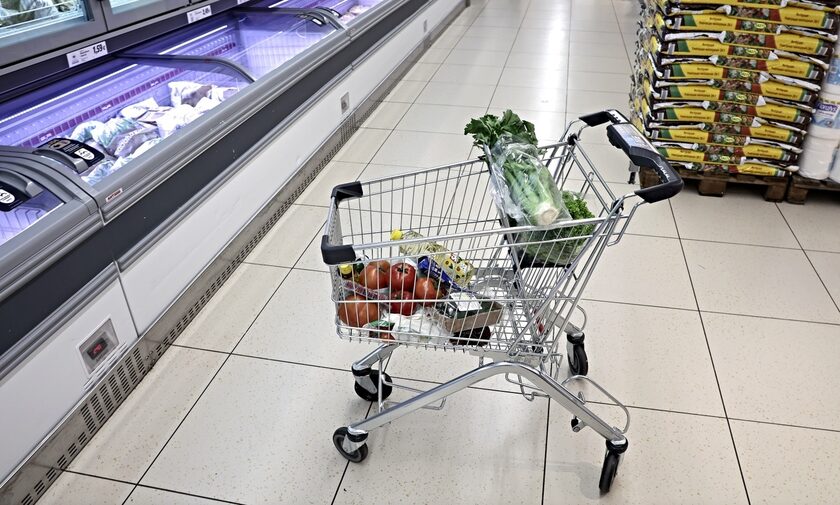 Ακρίβεια: Ανεξέλεγκτο «ράλι» στις τιμές των τροφίμων, απόγνωση στους καταναλωτές