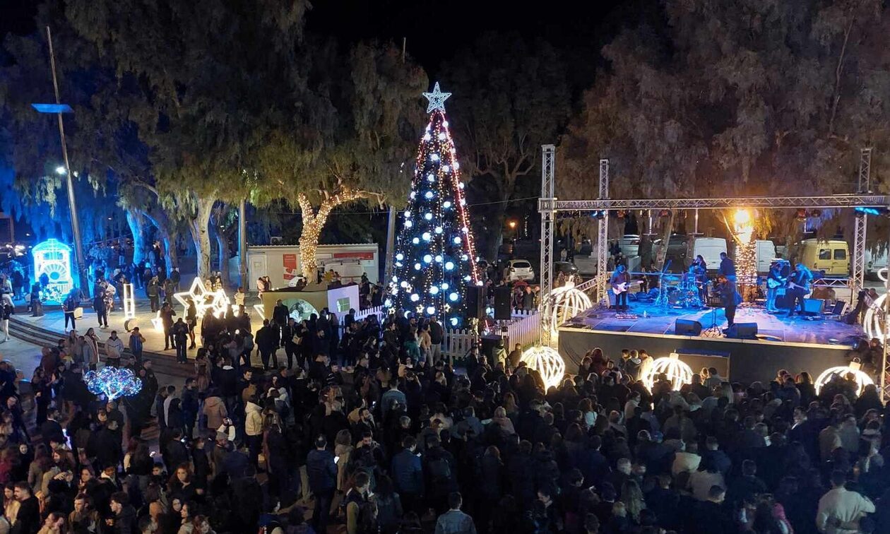 Ηράκλειο: Φωταγωγήθηκε το Χριστουγεννιάτικο δέντρο στην Πλατεία Ελευθερίας