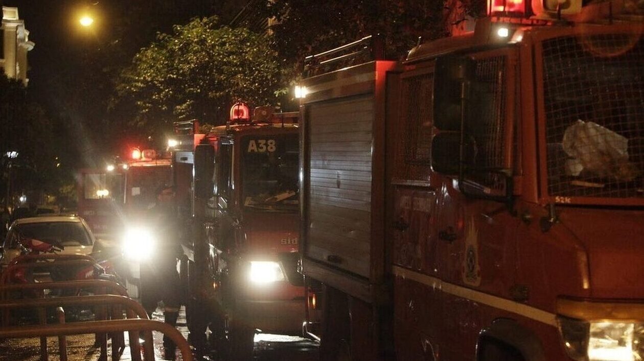 Υπό έλεγχο η φωτιά σε διαμέρισμα στο Μοσχάτο - Επιχείρησαν 24 πυροσβέστες με 7 οχήματα