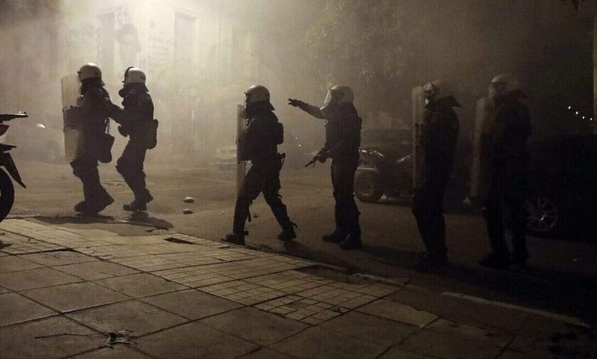 Επεισόδια στο κέντρο της Αθήνας - Επίθεση κατά διμοιρίας των ΜΑΤ με μολότοφ
