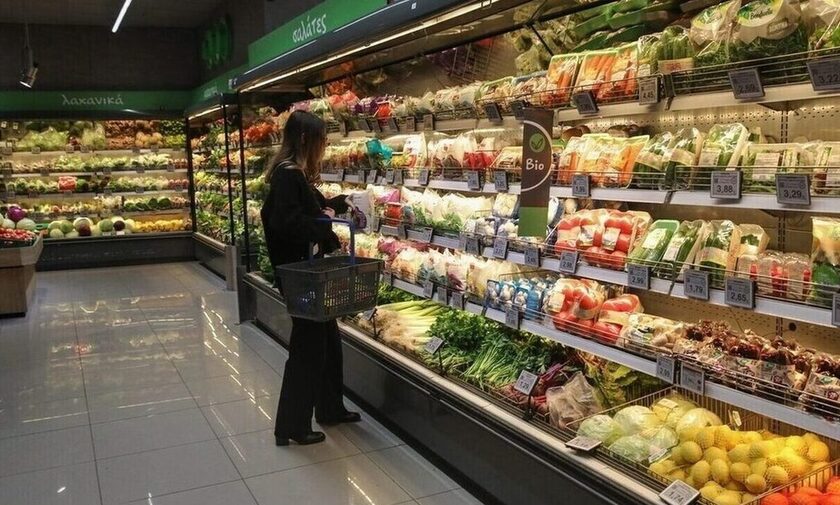 «Καλπάζει» η ακρίβεια στα σούπερ μάρκετ: Πόσο αυξήθηκαν οι τιμές σε ελαιόλαδο και φρούτα