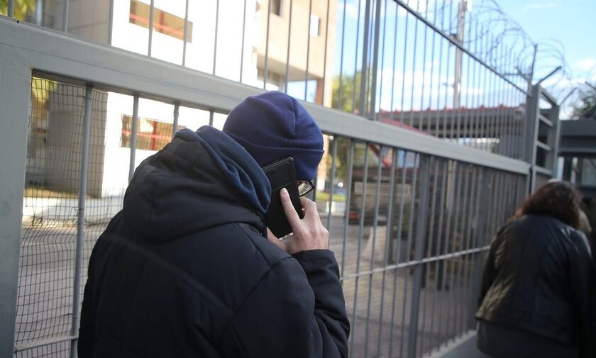 Ρέντη: «Άθελα του βρέθηκε εκεί» - Η μητέρα του 18χρονου δράστη στο Newsbomb.gr