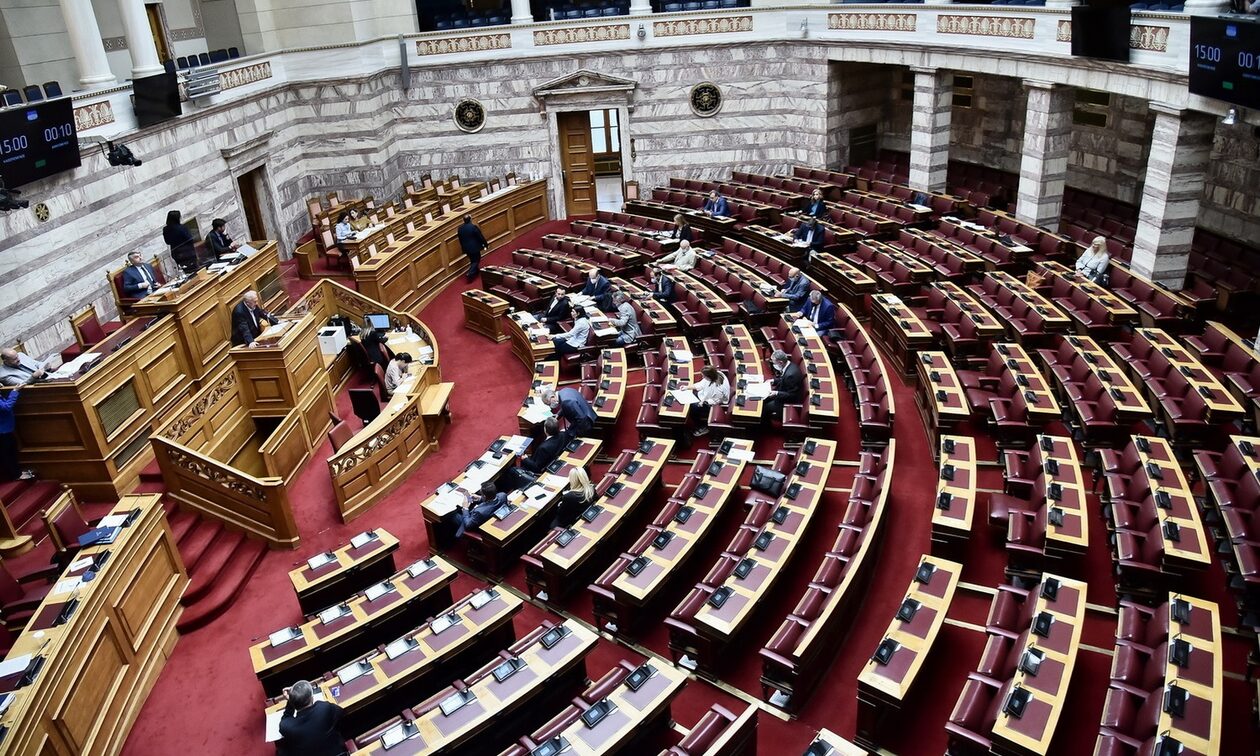 Ψηφίστηκε το νομοσχέδιο για το Ελληνικό Κτηματολόγιο και η τροπολογία για το «Καλάθι του Αϊ Βασίλη»