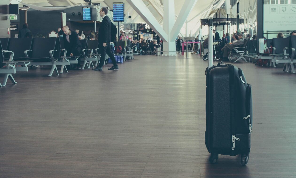 Σάλος σε πτήση με προορισμό την Κύπρο: Επιβάτης ανακάλυψε άσεμνο μήνυμα στη βαλίτσα του παιδιού του