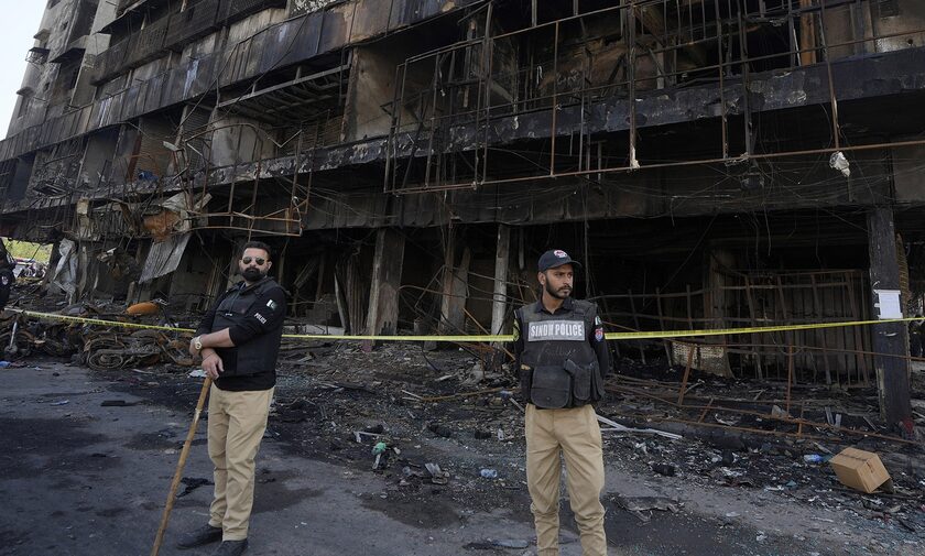 Πακιστάν: Τουλάχιστον 24 νεκροί σε επίθεση αυτοκτονίας κατά κτιρίου του στρατού