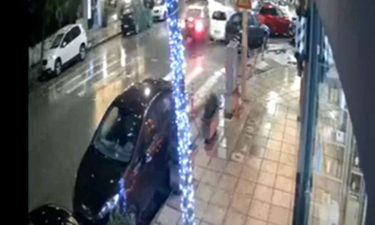 Θεσσαλονίκη: Απίστευτο βίντεο - Ταξί πέφτει πάνω σε παρκαρισμένα και φεύγει