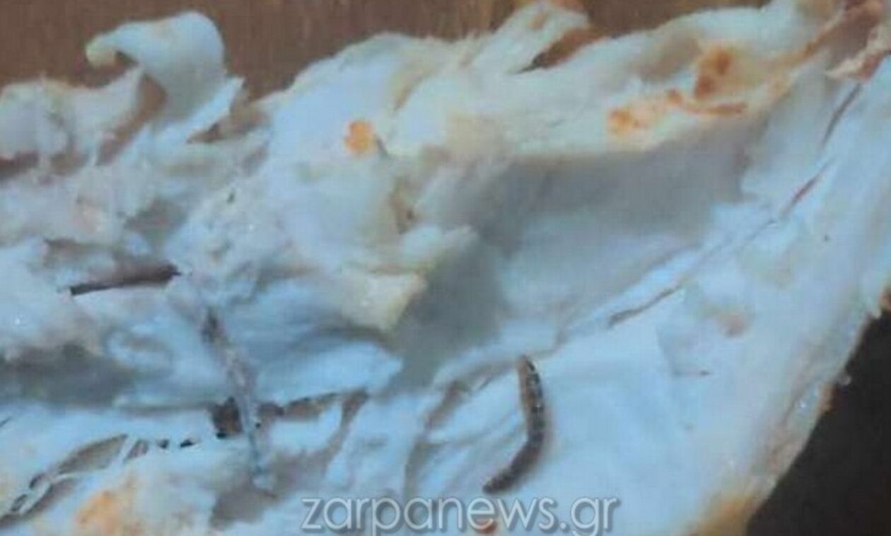Χανιά: Μητέρα καταγγέλλει ότι βρήκε σκουλήκια μέσα σε κοτόπουλο που αγόρασε άπο σούπερ μάρκετ