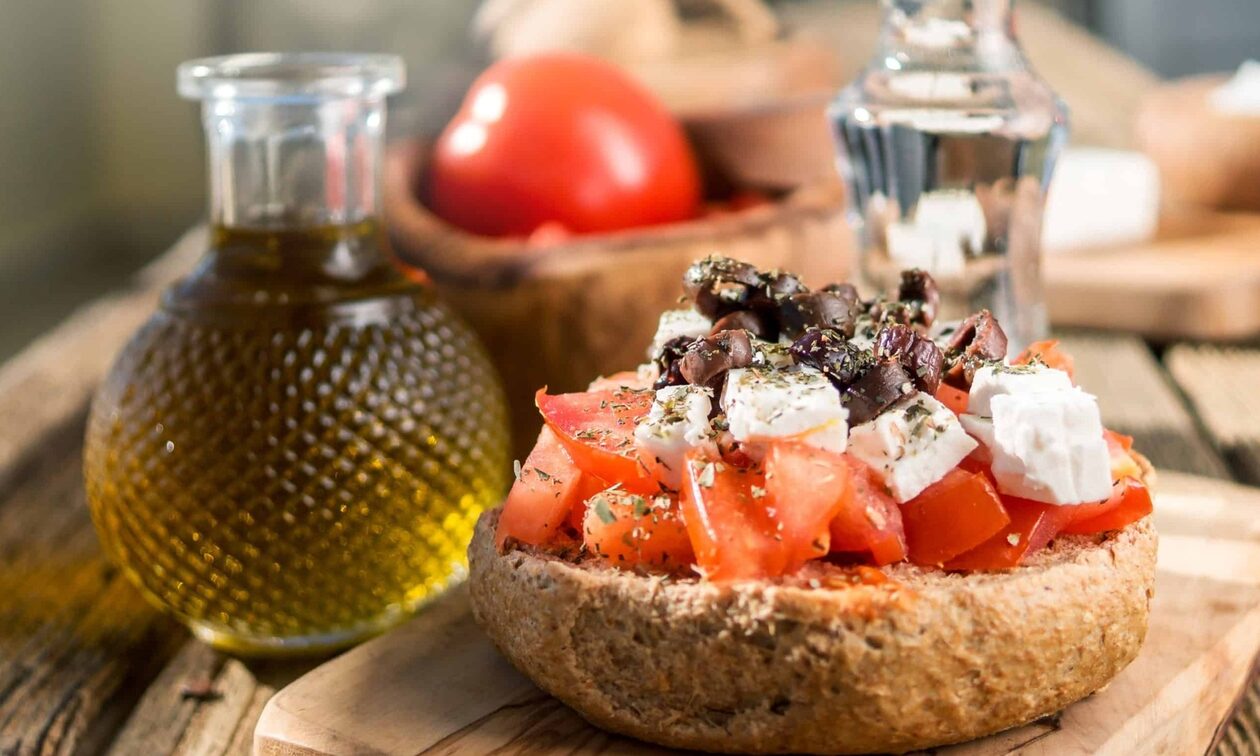Taste Atlas: Η ελληνική κουζίνα στην κορυφή και ο ντάκος πρώτο ελληνικό πιάτο