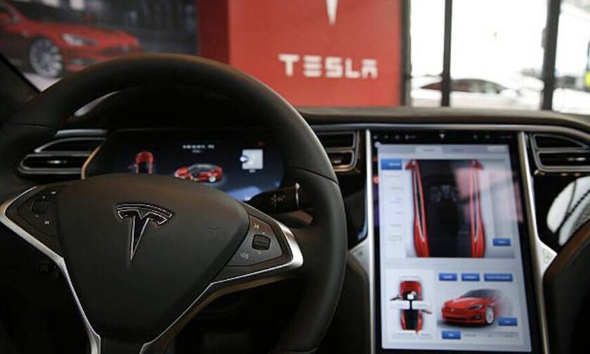 Η Tesla ανακαλεί 2 εκατ. αυτοκίνητα λόγω προβλήματος στο σύστημα αυτόματου πιλότου