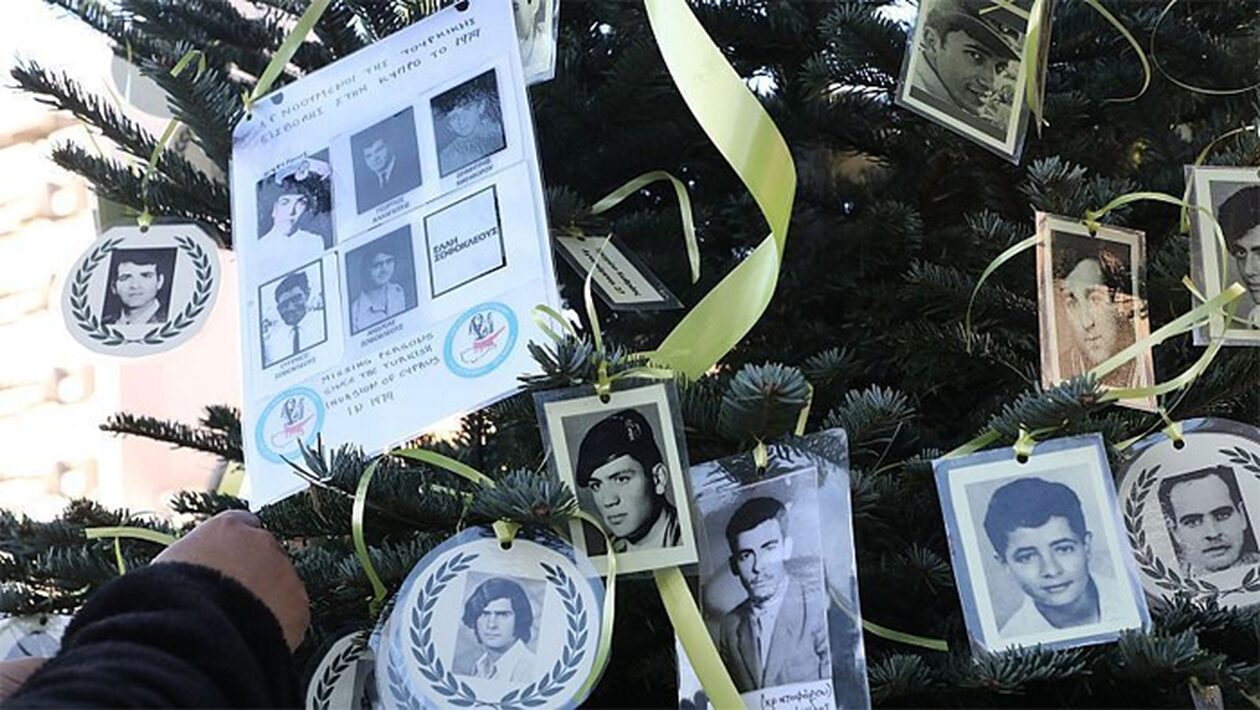 Κύπρος: Υψώθηκε το χριστουγεννιάτικο δέντρο των αγνοουμένων της τουρκικής εισβολής