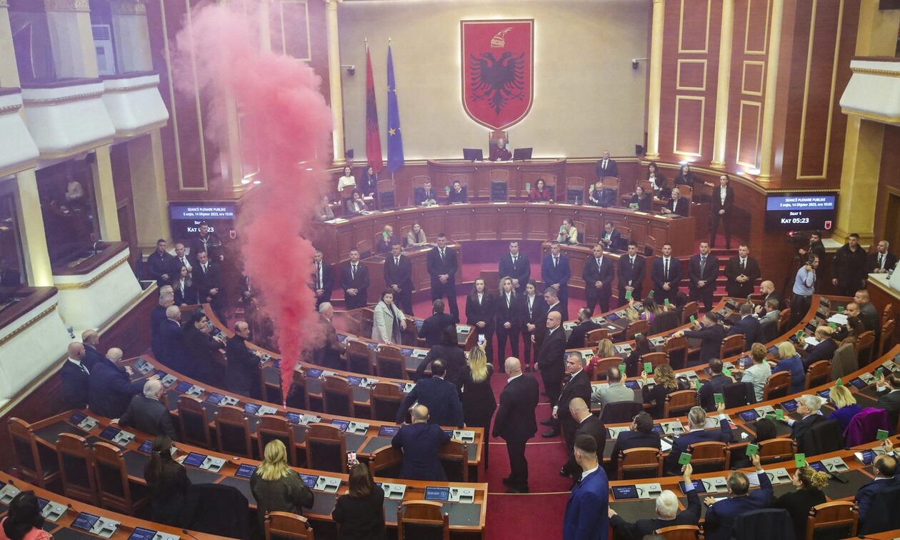 Καπνογόνα και χάος πάλι στην αλβανική Βουλή στη σκιά της υπόθεσης Μπελέρη