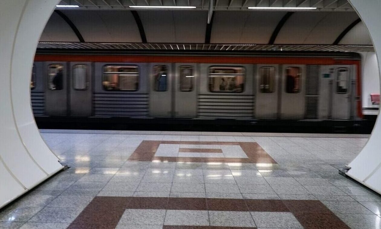 Μετρό: Κουκουλοφόροι πέταξαν καπνογόνα στον συρμό και απείλησαν τους επιβάτες