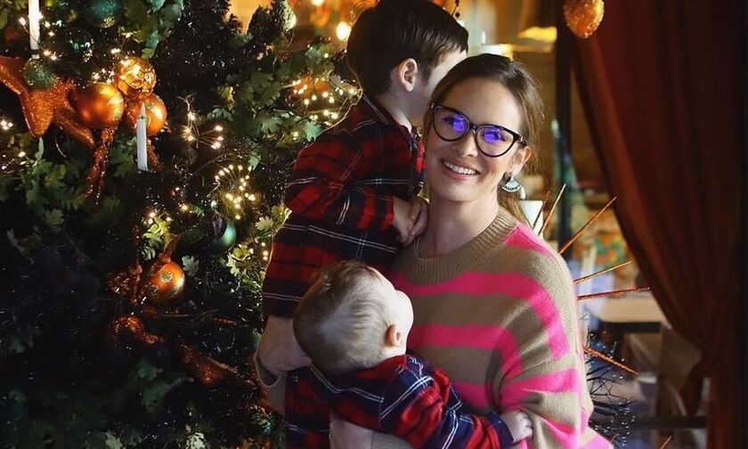 Ανίτα Μπραντ: Η «wow» χριστουγεννιάτικη φωτογραφία του γιου της