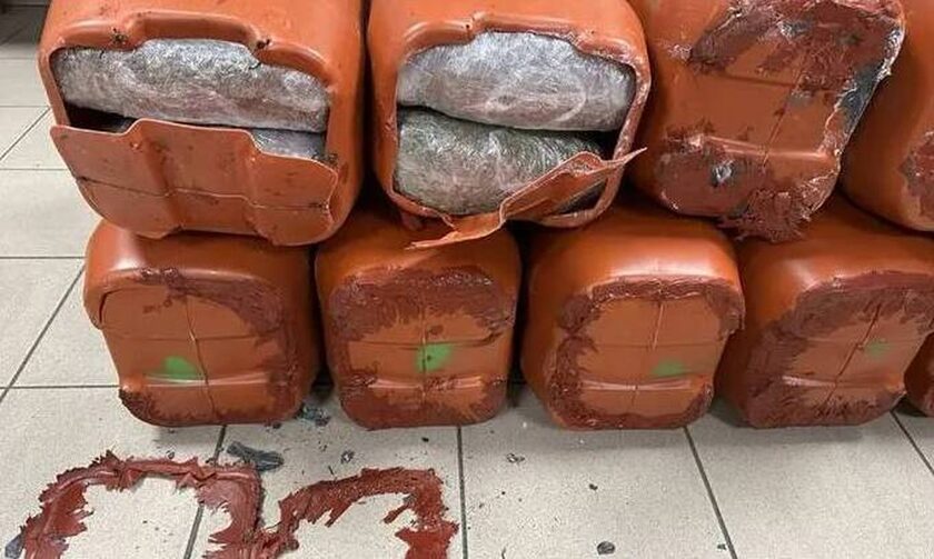 Θεσσαλονίκη: Έκρυβαν 54 κιλά χασίς σε μπιτόνια μέσα σε ΙΧ φορτηγό
