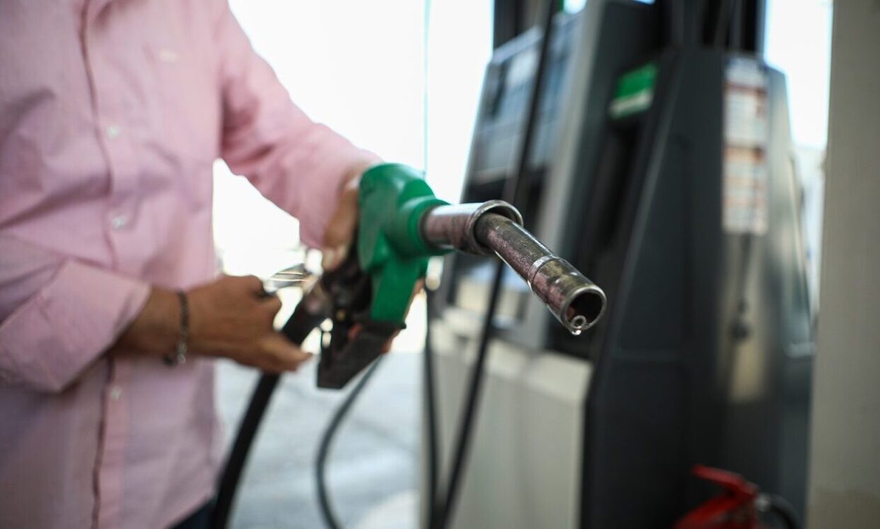 Πτώση 11% στην τιμή της βενζίνης, μεγαλύτερη η μείωση στην Ελλάδα από ό,τι στην ΕΕ