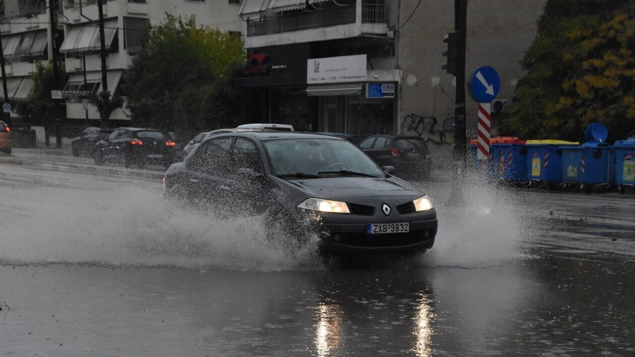 Ο καιρός: Ραγδαία νυχτερινή βροχή στην Αθήνα – Κατέφθασε στην Αττική η κακοκαιρία