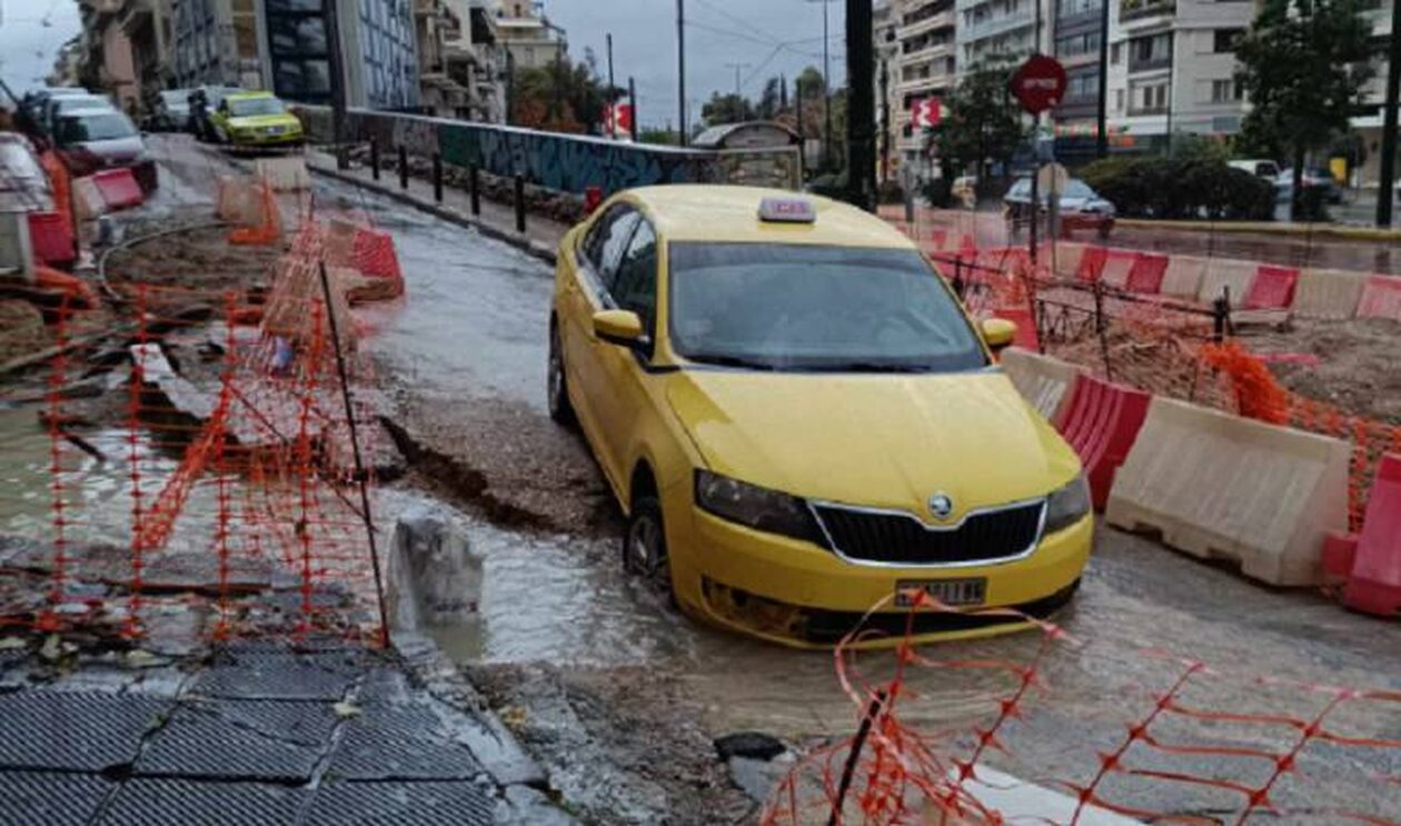 Κακοκαιρία: Υποχώρησε το οδόστρωμα στη Λεωφόρο Αλεξάνδρας και «κατάπιε» ταξί