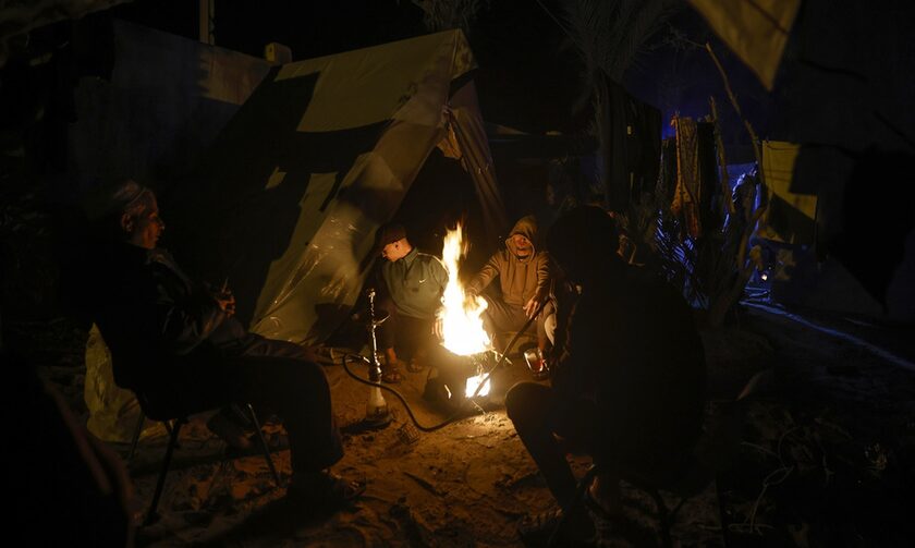 Οι κάτοικοι της Γάζας προσπαθούν να ζεσταθούν