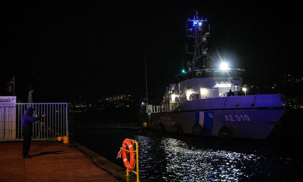 Θρίλερ στη Μεσσηνία: Αυτοκίνητο με 2 επιβαίνοντες έπεσε στο λιμάνι της Πύλου