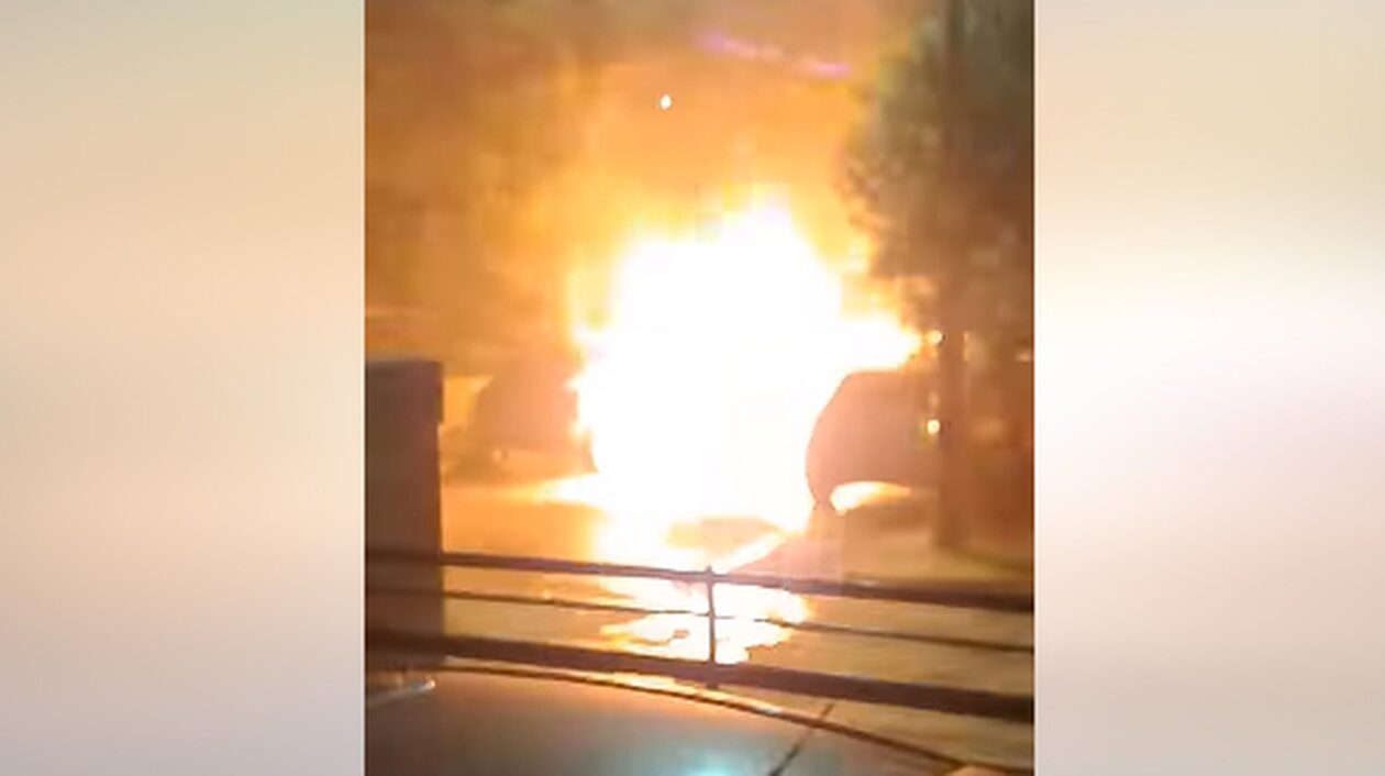 Στις φλόγες 3 αυτοκίνητα στα Βριλήσσια: Ολοσχερής η καταστροφή