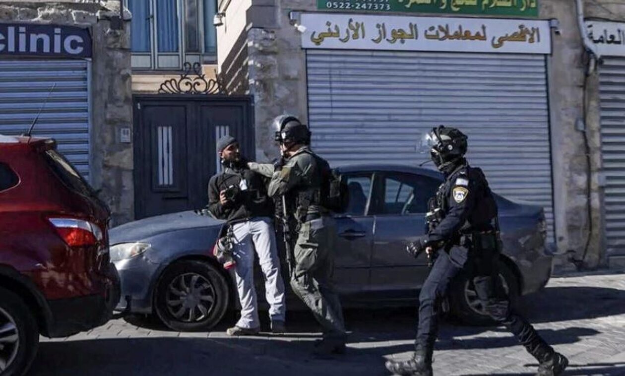 Ιερουσαλήμ: Η στιγμή που Ισραηλινοί αστυνομικοί επιτέθηκαν σε ρεπόρτερ του Αnadolu - Ξεκίνησε έρευνα