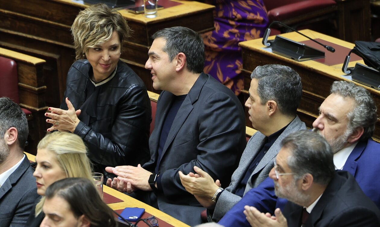 Βουλή: Τα χαμόγελα Τσίπρα - Τσακαλώτου - Φωτογραφικό στιγμιότυπο