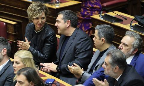 Βουλή: Τα χαμόγελα Τσίπρα - Τσακαλώτου - Φωτογραφικό στιγμιότυπο