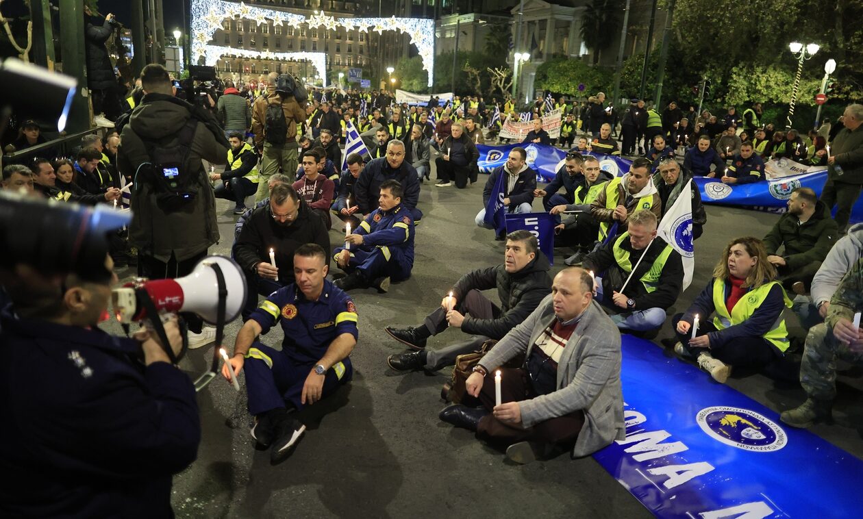 Καθιστική διαμαρτυρία ενστόλων στο κέντρο της Αθήνας (pics)