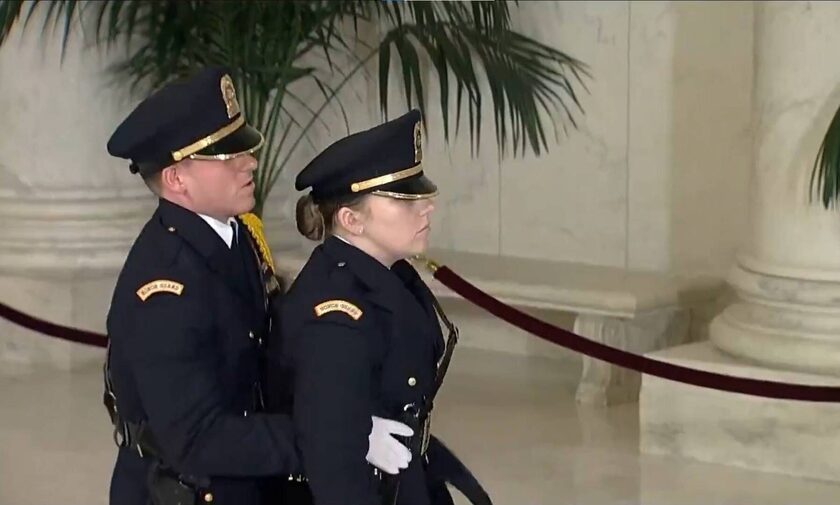 ΗΠΑ: Φρουρός κατέρρευσε στην κηδεία της δικαστή Ντέι Ο Κόνορ ενώ φυλούσε το φέρετρό της (vid)