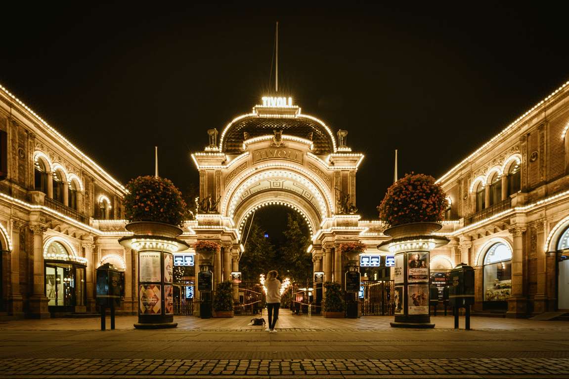 Το Tivoli Gardens είναι το δεύτερο παλαιότερο πάρκο ψυχαγωγίας στον κόσμο