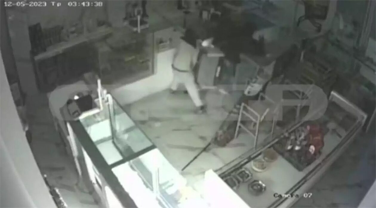 Θεσσαλονίκη: Βίντεο ντοκουμέντο από διάρρηξη - Πήγαν να αρπάξουν την καφετιέρα αλλά... τους έπεσε