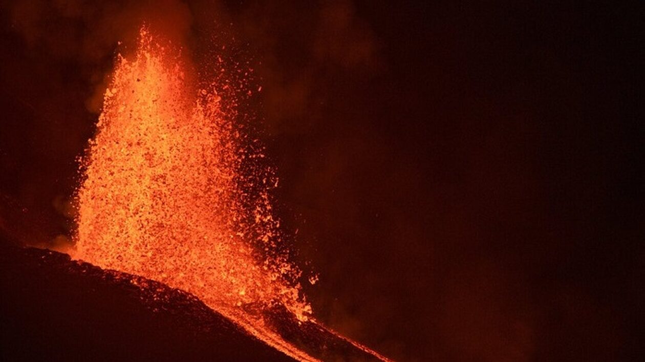 Ισλανδία: Εικόνες αποκάλυψης από το ηφαίστειο - Σιντριβάνια λάβας φτάνουν μέχρι και τα 100 μέτρα