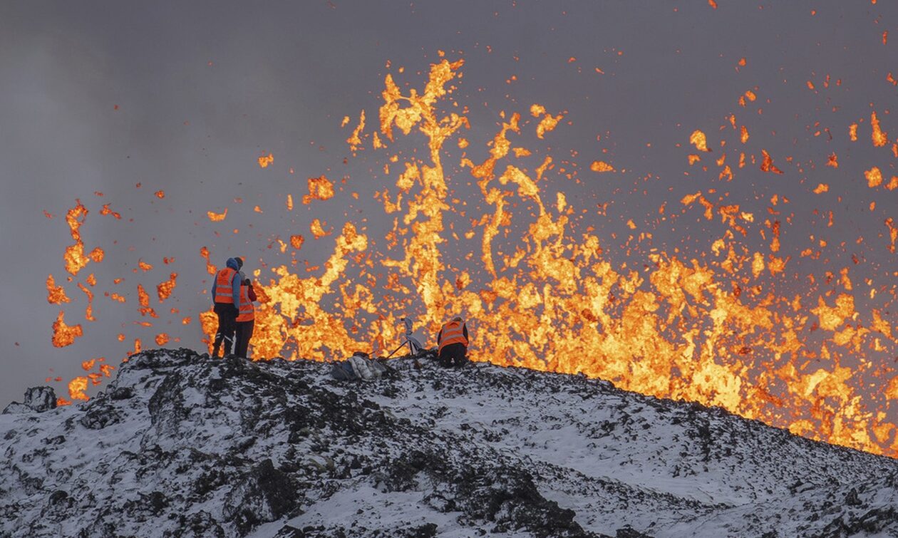 Έκρηξη ηφαιστείου στην Ισλανδία: Εικόνες «αποκάλυψης» με φλόγες και λάβα - Τι φοβούνται οι Αρχές