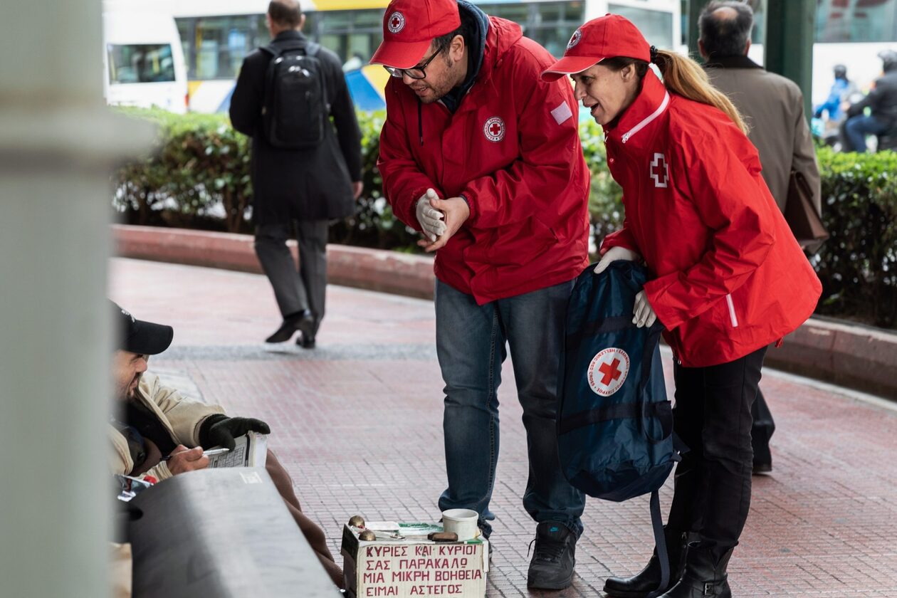 Ο Ελληνικός Ερυθρός Σταυρός ενισχύει τους αστέγους της Αθήνας ενόψει των εορτών