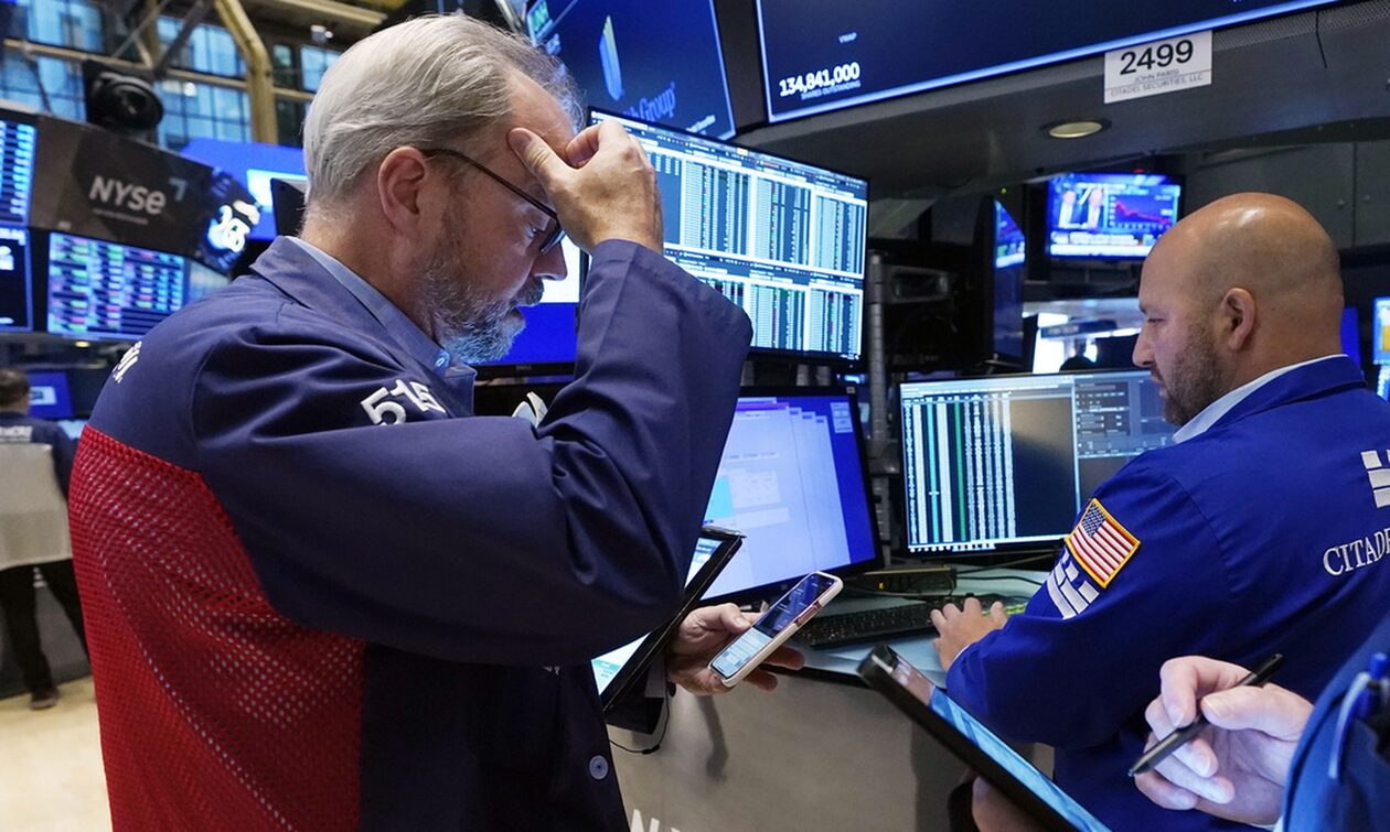 Τέλος το ανοδικό σερί της Wall Street – «Βουτιά» 475 μονάδων για τον Dow Jones