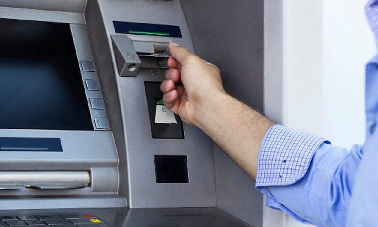 Μειώνεται η χρέωση για ανάληψη μετρητών από ΑΤΜ άλλης τράπεζας