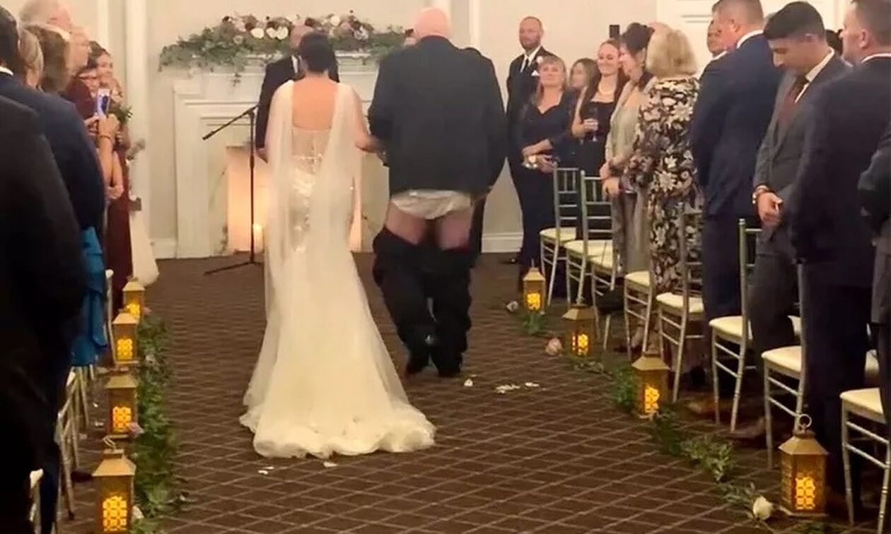Η πιο αμήχανη στιγμή: Του έπεσε το παντελόνι την ώρα που πάντρευε την κόρη του