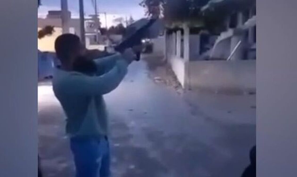 Βίντεο ντοκουμέντα από καταυλισμό Ρομά: Πυροβολούν ασταμάτητα στον αέρα - Όπλα σε βρέφος