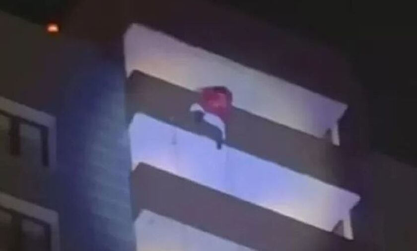 Άντρας ντυμένος Άγιος Βασίλης πέφτει στο κενό από 24όροφο κτήριο - Τον έβλεπε το παιδί του