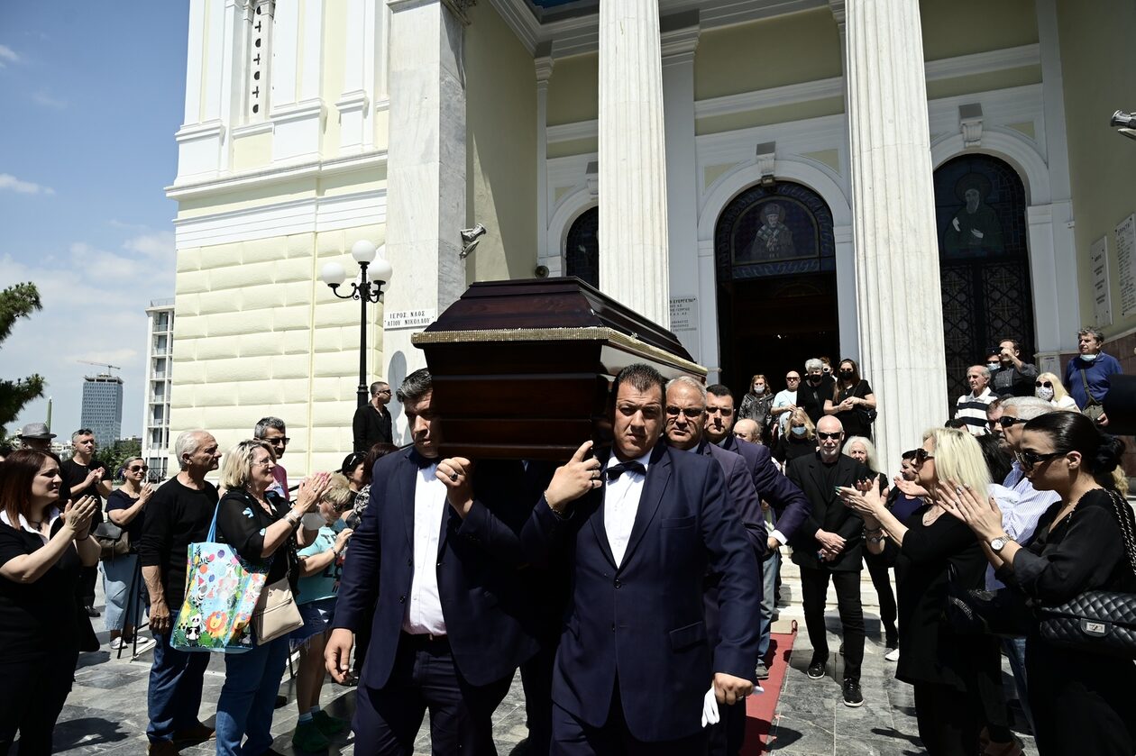 Κηδεία Νίκου Φλωρινιώτη: Υποβασταζόμενες η μητέρα και η αδελφή του