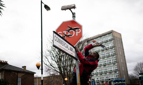 Banksy: Έκλεψαν έργο του στο Λονδίνο - Βίντεο και φωτογραφίες από τη στιγμή αφαίρεσής του