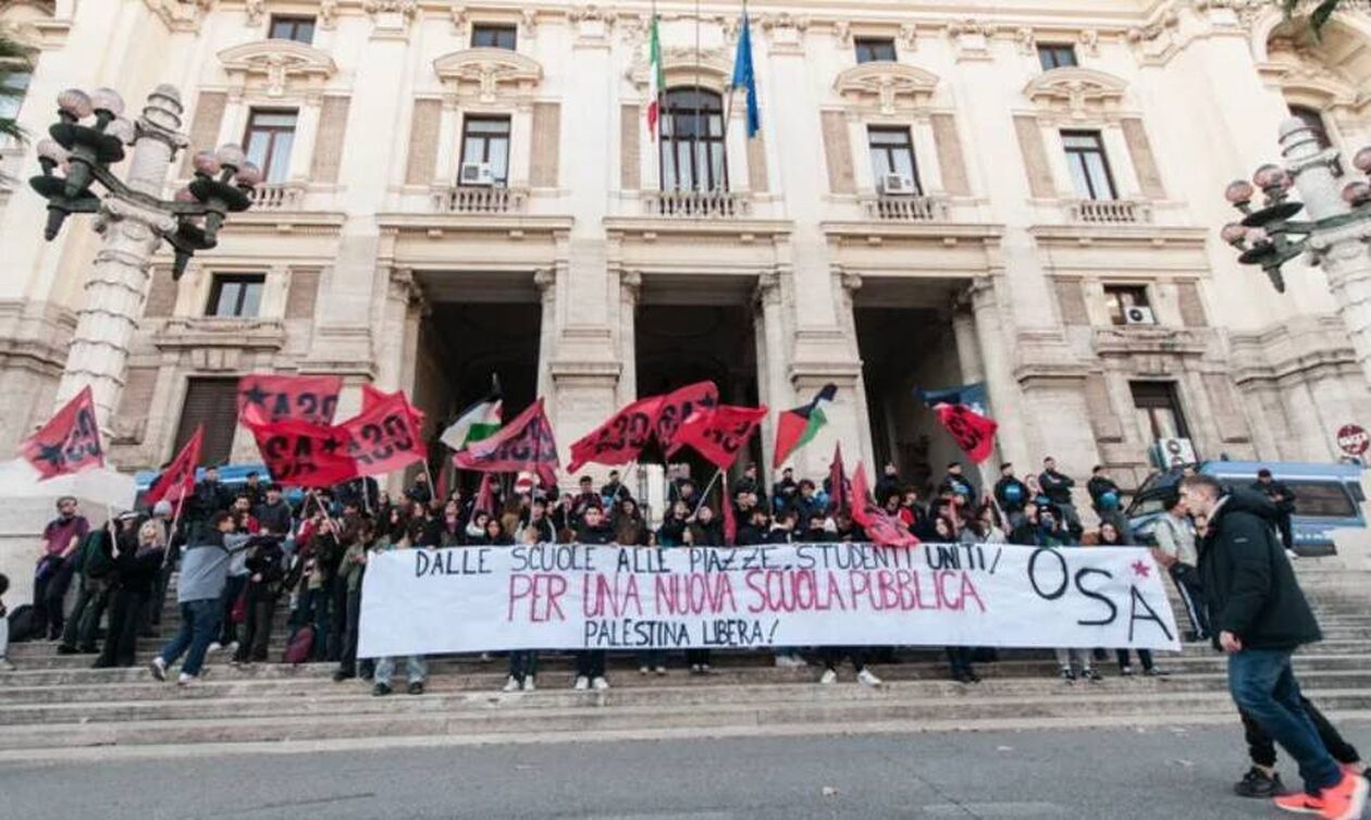 Ιταλία: Ένταση μεταξύ μαθητών λυκείων και της αστυνομίας κοντά στη Βουλή της Ρώμης