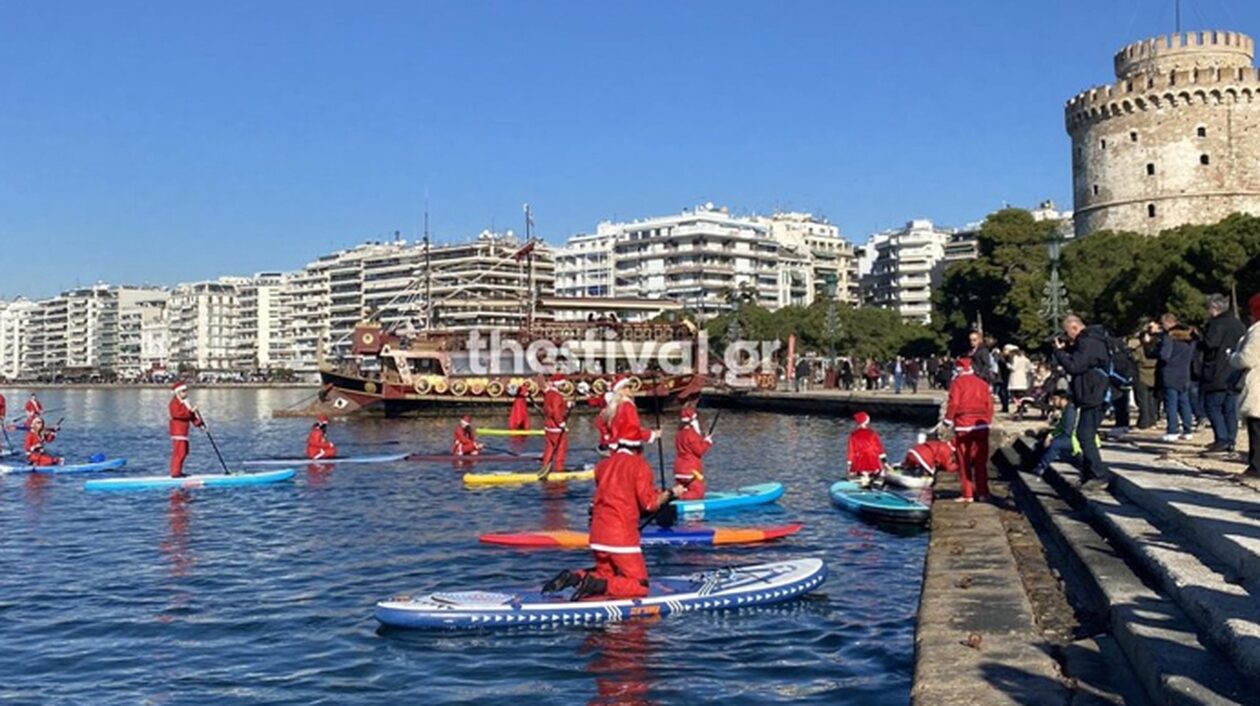 Θεσσαλονίκη: Αγιοβασίληδες έκαναν  απόβαση στον Λευκό Πύργο και κουπί στον Θερμαϊκό