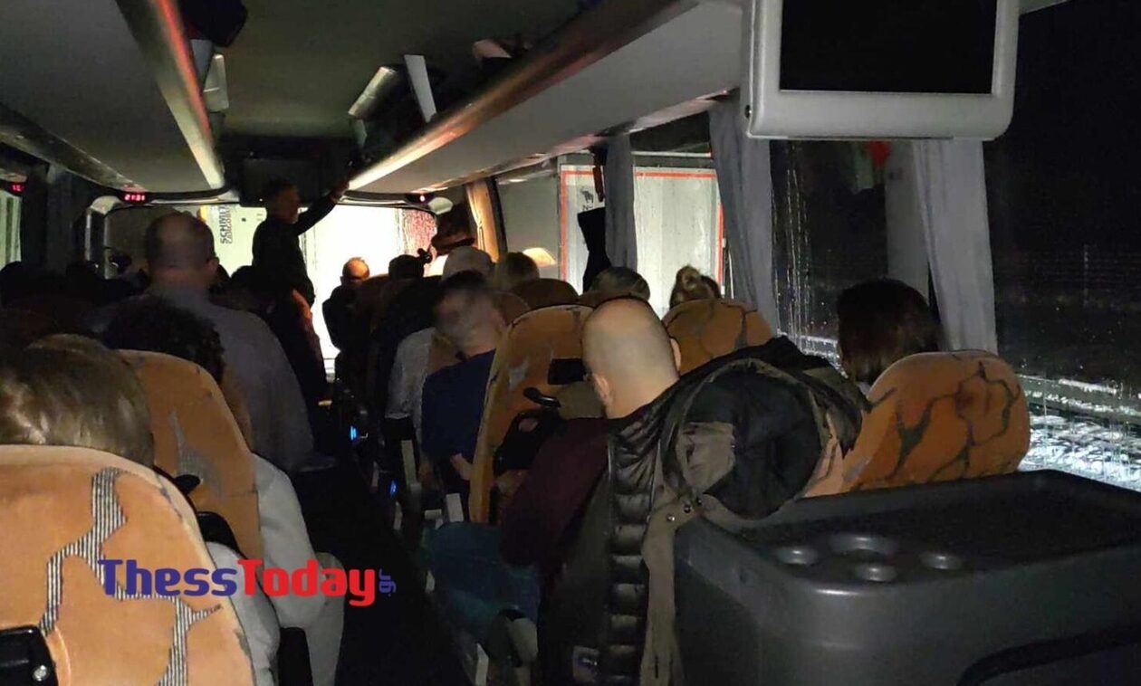 Βιέννη: Με περιπολικό και εκχιονιστικό απεγκλωβίστηκαν οι 100 επιβάτες - «Θα ήμασταν ακόμη εκεί»