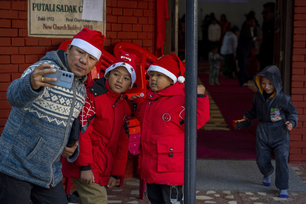 Χριστούγεννα: Εορτασμοί με λαμπρότητα και σε κλίμα κατάνυξης ανά τον κόσμο (pics)