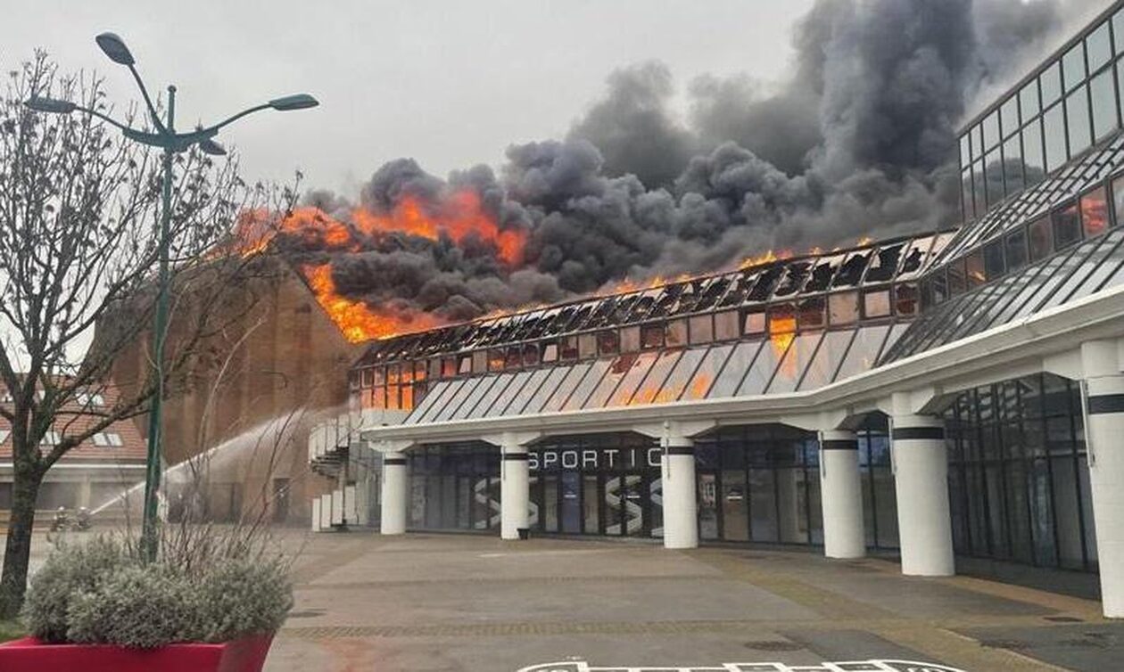 Τεράστια καταστροφή: Κάηκε ολοσχερώς το γήπεδο της Γαλλικής Γκραβελίν