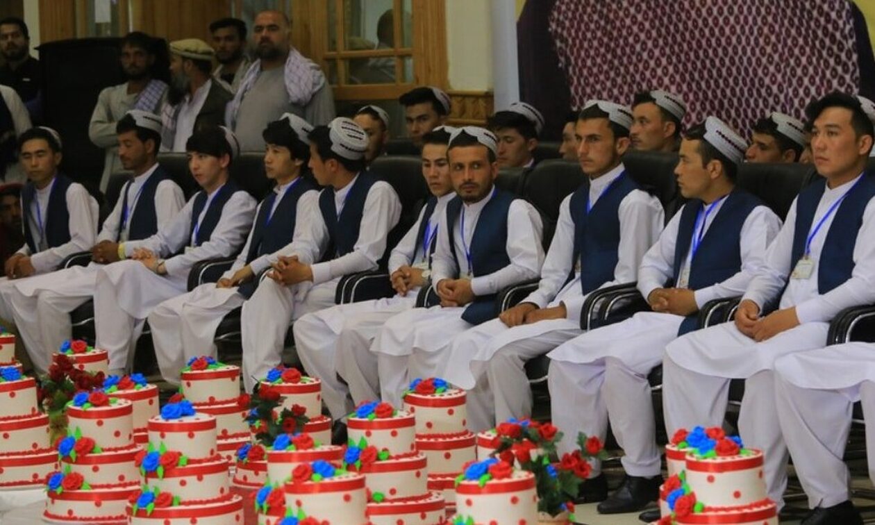 Αφγανιστάν: 50 ζευγάρια είπαν το «ναι» σε μαζική γαμήλια τελετή για να μειώσουν τα έξοδα