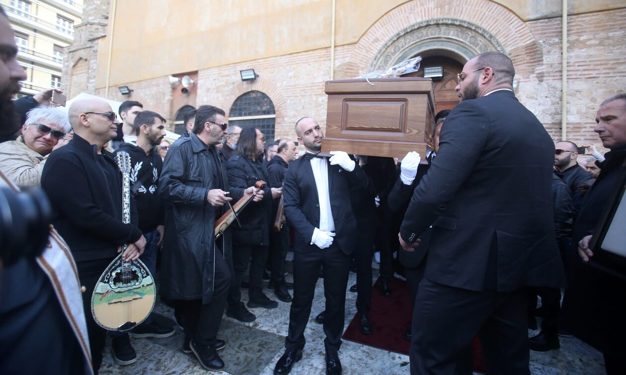 Βασίλης Καρράς: Ολοκληρώθηκε το λαϊκό προσκύνημα, σε πένθος η Θεσσαλονίκη