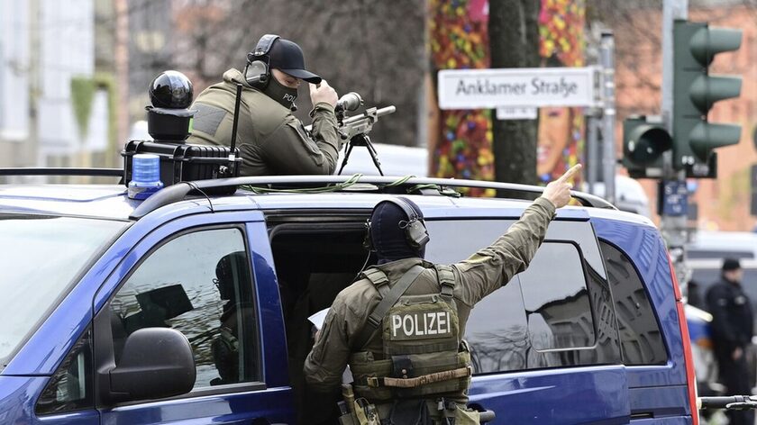 Γερμανία: Αστυνομικοί εκτέλεσαν επικίνδυνο άτομο με μαχαίρι στη μέση του δρόμου