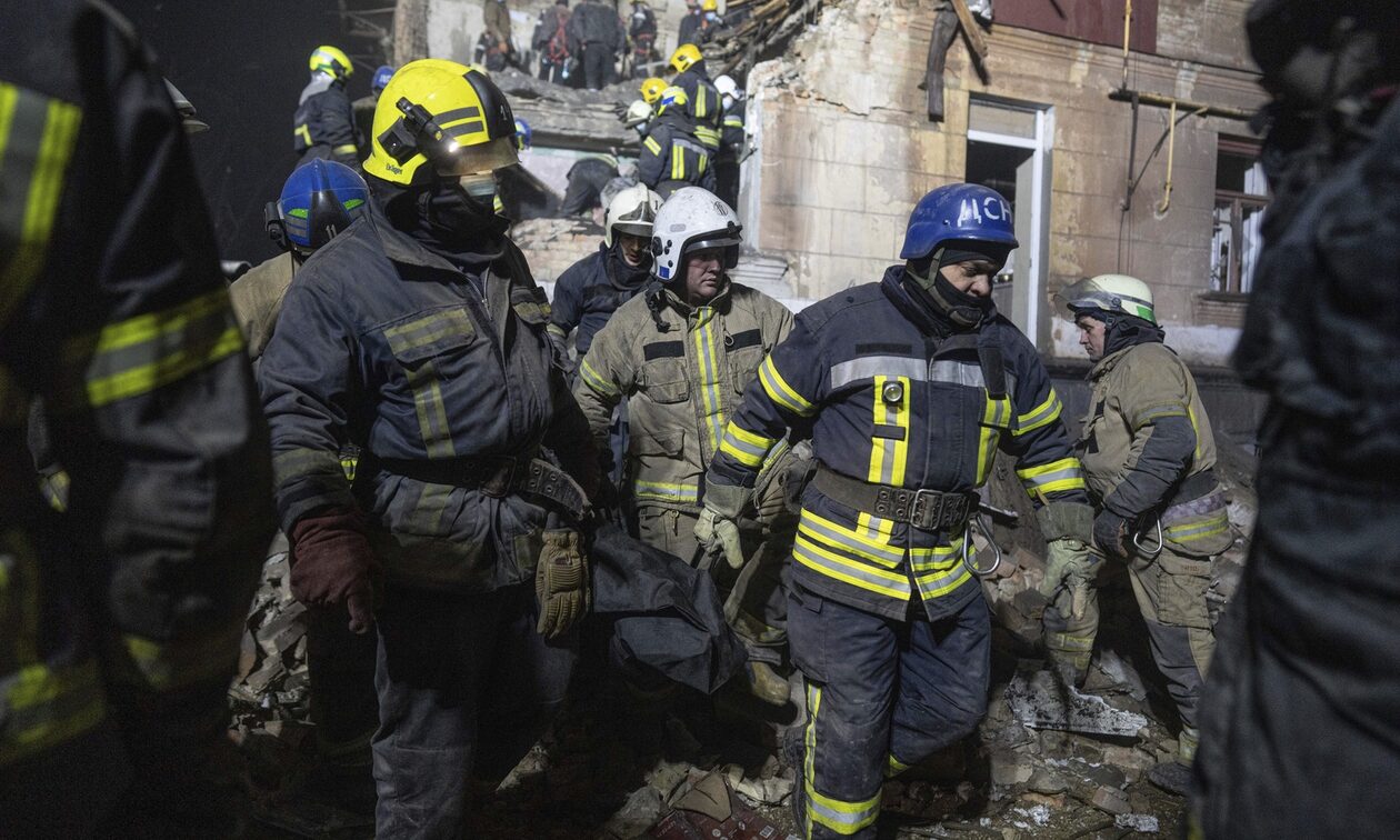 Ένας νεκρός και τέσσερις τραυματίες από ρωσικό βομβαρδισμό στον σιδηροδρομικό σταθμό της Χερσώνας